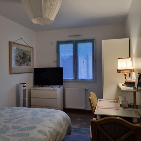1 Chambre Pour 2 Personnes "Chez L'Habitant" Maison Possede Un Petit Chien Quincy-Voisins エクステリア 写真