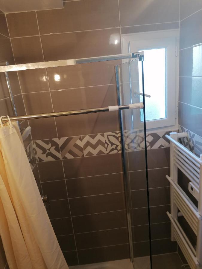 1 Chambre Pour 2 Personnes "Chez L'Habitant" Maison Possede Un Petit Chien Quincy-Voisins エクステリア 写真
